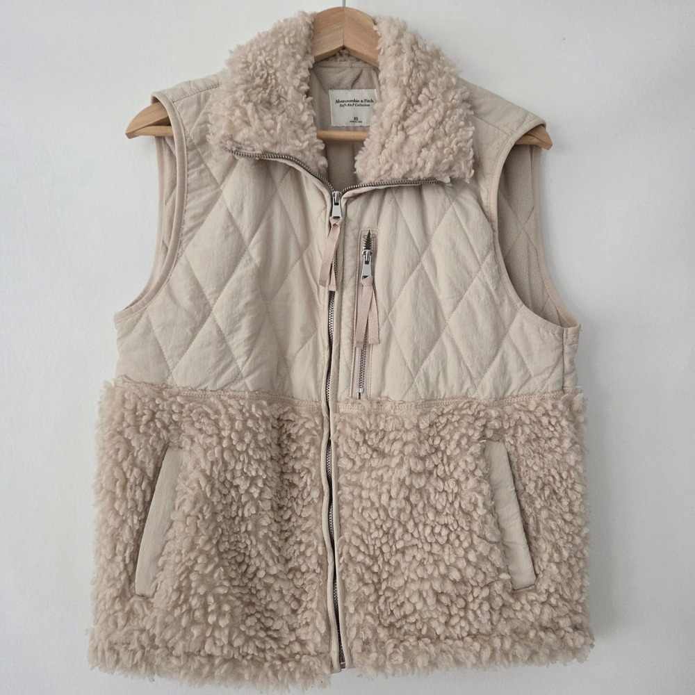 Abercrombie & Fitch Soft Sherpa Quilted Vest Beige Cozy Fleece Lined size XS‎